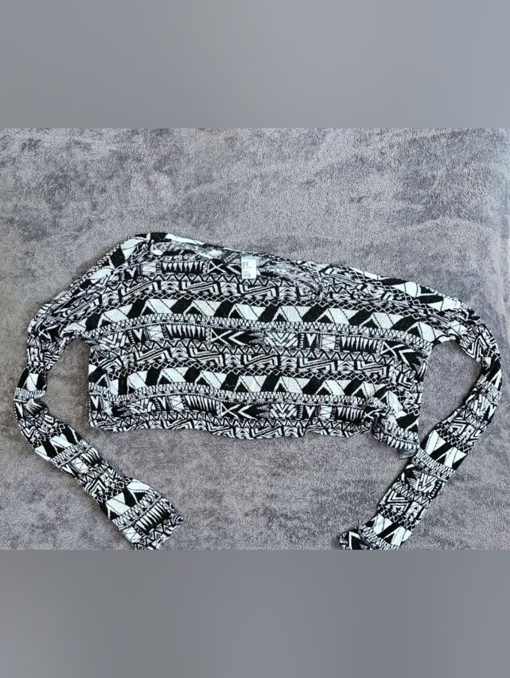 Black & White Geo Pattern Open Back Long Sleeve Crop Top